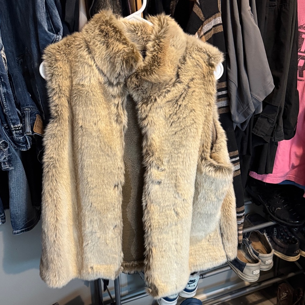 Parkhurst Faux Fur Vest in Light Taupe